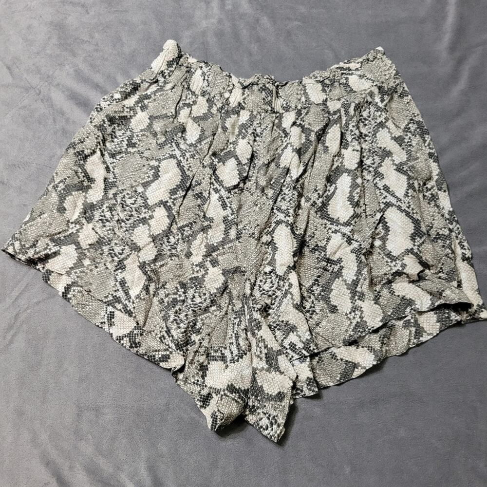 H&M Snakeskin Print Pull-On Shorts Womens Size 10 Comfort Grey Viscose Bottoms
